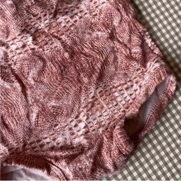 Kate Quinn Bamboo Collection Croc Print
Gnome Hat & Bloomers. Size 6-12 months - Picture 5 of 10